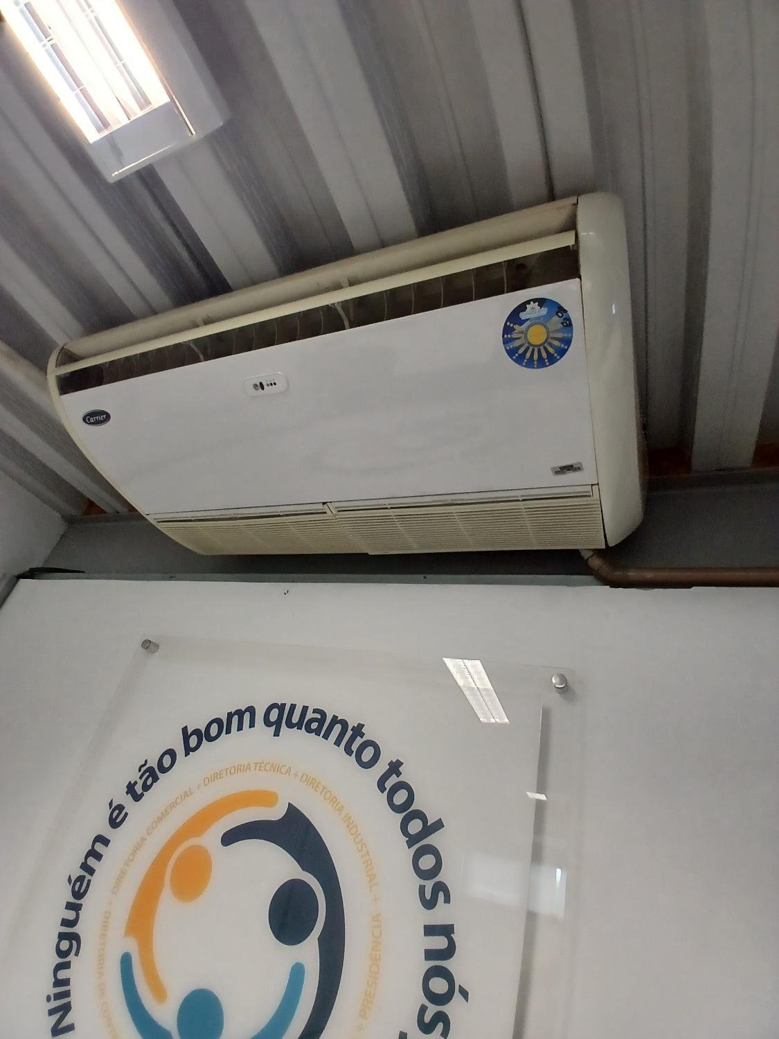 Evaporadora Carrier instalada em ambiente corporativo