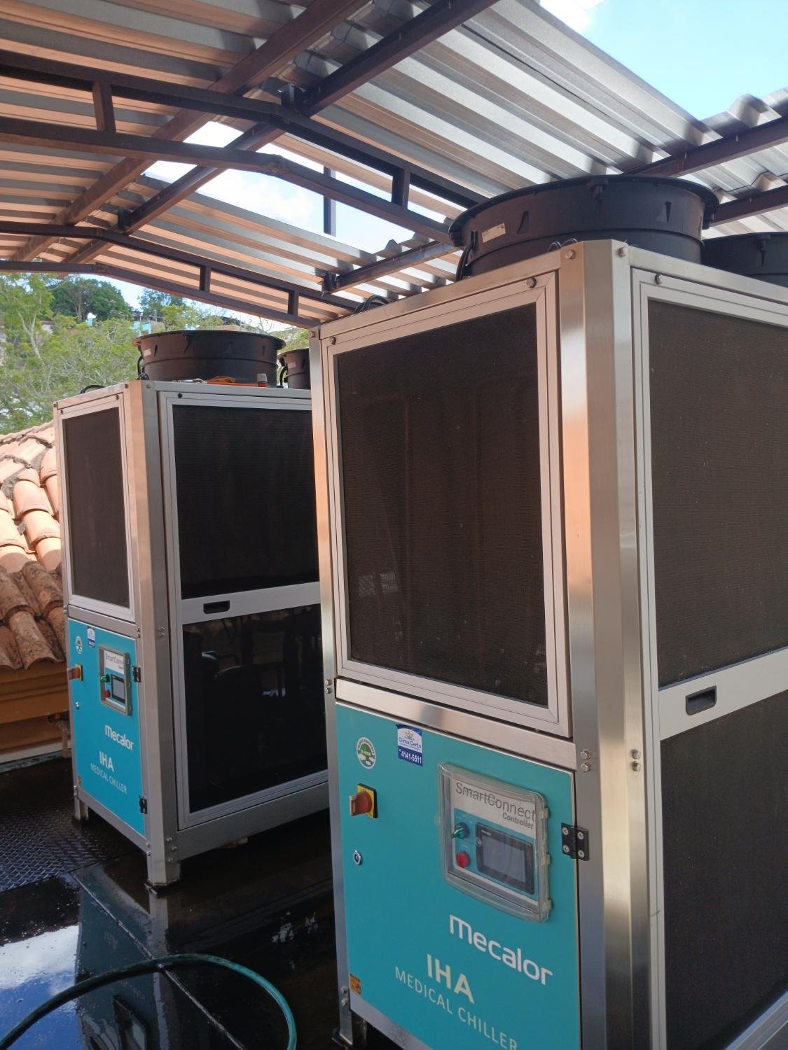 Detalhe do chiller Mecalor IHA com controlador SmartConnect