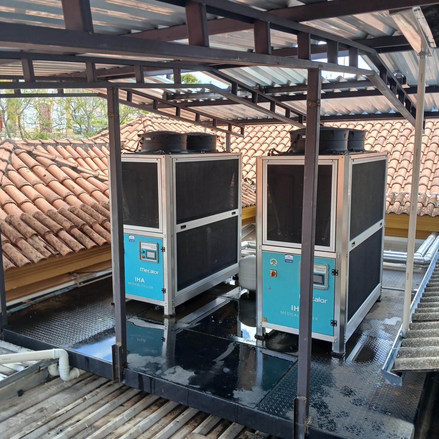 Dois chillers médicos Mecalor IHA em cobertura técnica