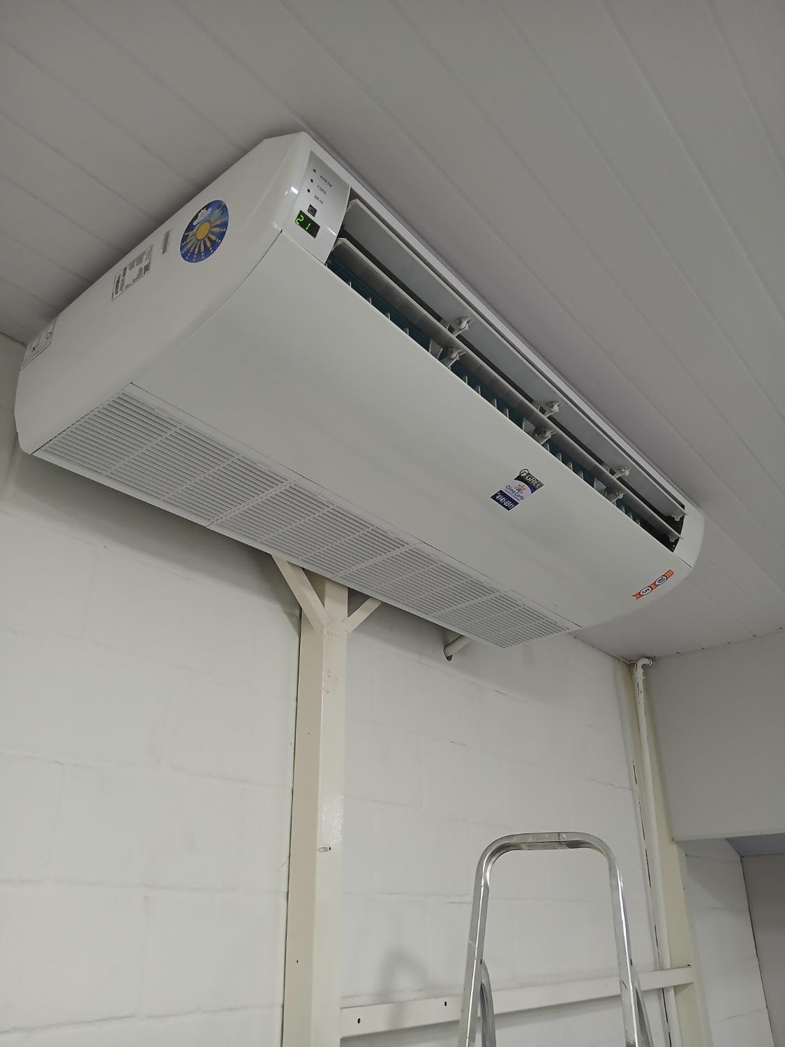 Unidade piso-teto em operação a 21 graus