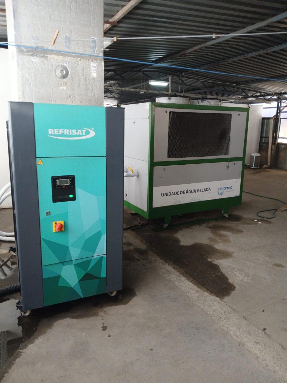 Chiller Refrisat e unidade de água gelada Friotec em área técnica