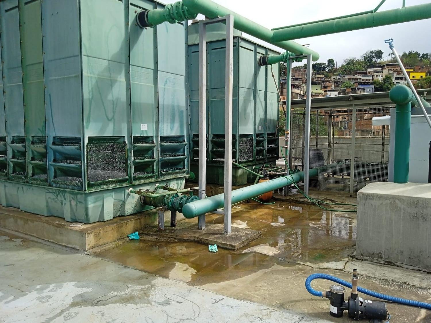 Torres de resfriamento industriais com tubulação e bomba
